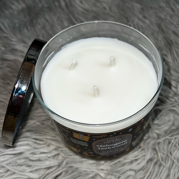 New bath and body works mahagony teakwood 3 wick candle! Smells AWESOME!! - Picture 3 of 4